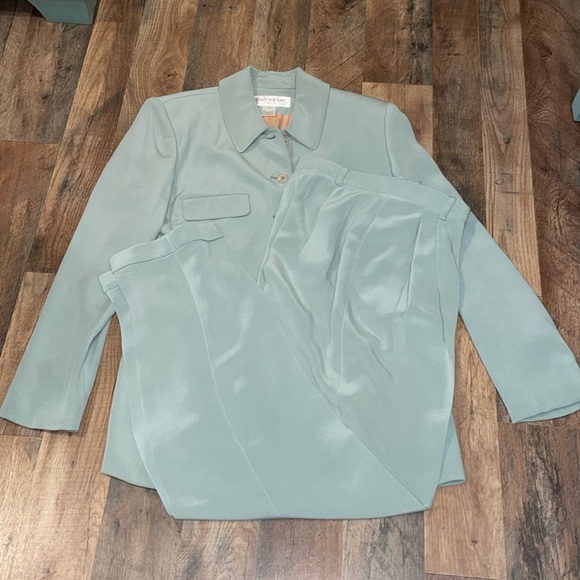 Silk Business Suit.  100% Silk!!!  Vintage.  Cuffed legs.  Pleated pant front. - Picture 1 of 14